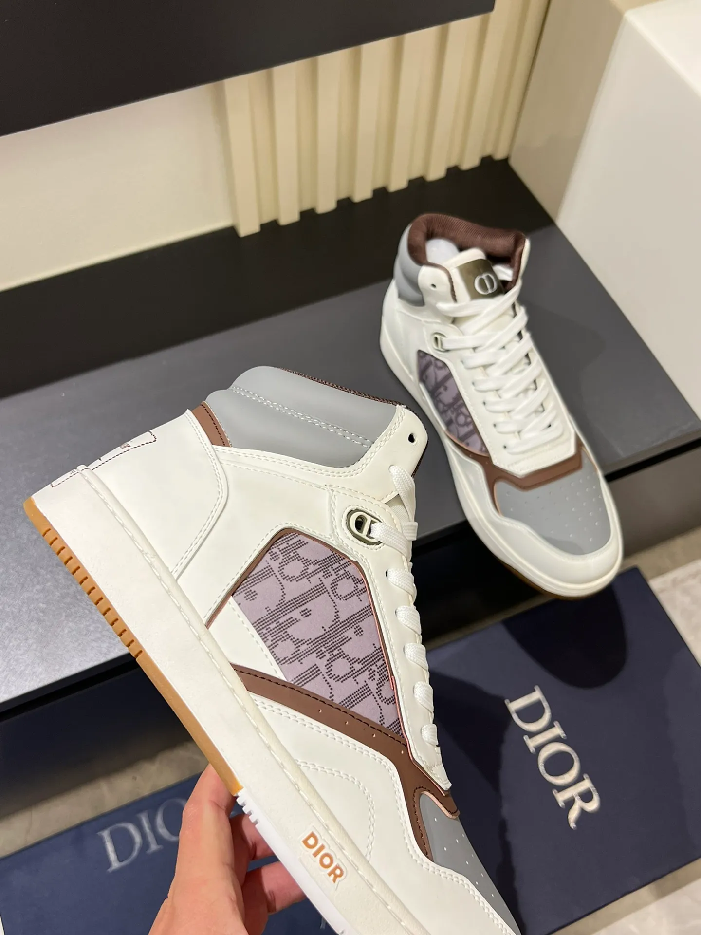 Men's shoes 💰p460 "Dio*" mid-top B27 casual sneakers. This B27 high-top sneaker is a new product in the series and continues Di*r's classic style. Crafted from gray and white smooth calf leather with beige and black Oblique print panels on the sides. The "CD Icon" shaped shoelace eyelets are clever and delicate, and the two-color rubber sole, rear collar and heel are all equipped with the brand's iconic details to enhance the style. Oblique printed straps at the ankle allow for an adjustable fit to complement the overall design. Fashionable and versatile, it can complement any look. Create an exquisite design with unique dynamic vitality and modern atmosphere, presented in low-top and high-top styles. This new must-have shoe adds a new dimension to Dior's archive heritage, embodying modern elegance. Purchase the original version and make it 1:1. If you need top quality, please come to me! Male 38-44!